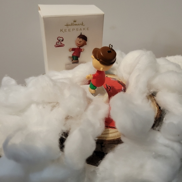 Hallmark Keepsake Charlie Brown on Ice  The Peanuts Gang - Picture 2 of 9